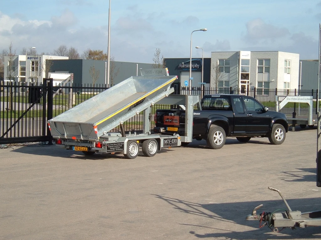 Fifthwheel skip trailer on a pick-up